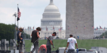 Workers start latest repairs to Reflecting Pool liner