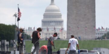 Workers start latest repairs to Reflecting Pool liner, months after rehab began