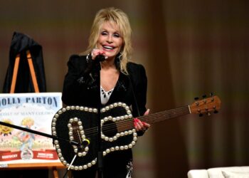 3 ways Dolly Parton gave back to the country that loved her
