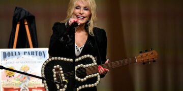 3 ways Dolly Parton gave back to the country that loved her