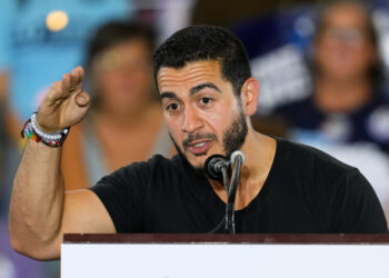 Group urges Democrats to woo moderate voters with populist policies