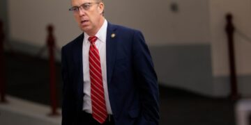 Tennessee’s Republican governor endorses challenge to sitting GOP congressman