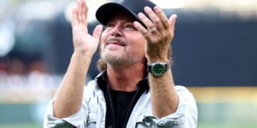 The Wry Remark From a Famous Comedic Actor That Helped Eddie Vedder Finally Quit Cigarettes