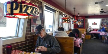 The real reason a Pizza Hut frozen in the 1990s still draws crowds isn’t nostalgia