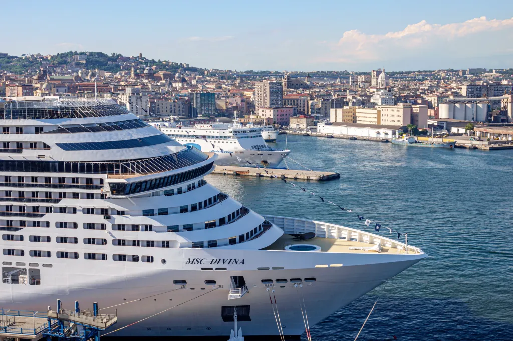 Cruise ship 