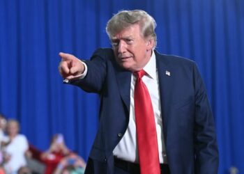 ‘Pod Save America’ Guys Guess Trump Gained 20 Pounds by Eating Through His Secret GLP-1