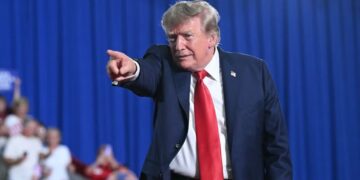 ‘Pod Save America’ Guys Guess Trump Gained 20 Pounds by Eating Through His Secret GLP-1