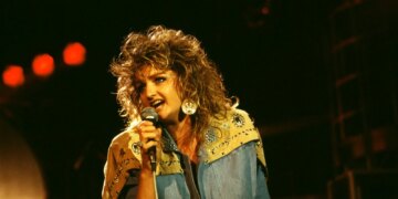 Bonnie Tyler Gets Heartfelt Hometown Sendoff as Hundreds of Fans Lined Wales Streets for Her Funeral