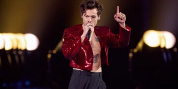 Harry Styles Delivers a Beautifully Reverent Tribute to Dolly Parton at New York Concert