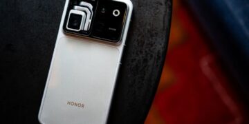 Honor’s Robot Phone Has a Gimbal-Powered Camera for Vloggers