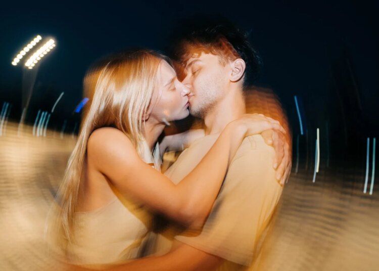 Introducing SABSing, the Anti-Dating-App Trend Taking Over College Campuses