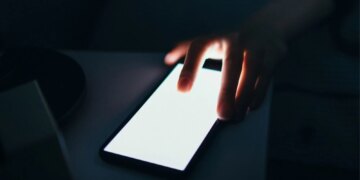 Is ‘Soft Blocking’ a Healthy or Toxic Breakup Trend?