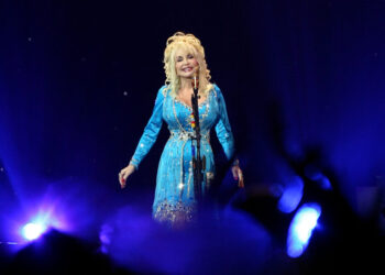 Trump orders flags to be lowered for Dolly Parton