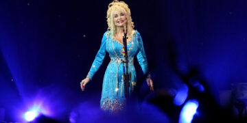 Trump orders flags to be lowered for Dolly Parton