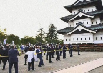 Japan Recruited 1,800 People to Pull a 396-Ton Castle Back into Place, and the Video Is Wild
