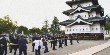 Japan Recruited 1,800 People to Pull a 396-Ton Castle Back into Place, and the Video Is Wild