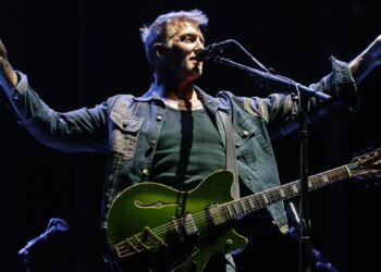 Rock Star Slams Corporate Stadium for Backstage Smoking Ban, Urges Crowd to ‘Do Whatever the F**k You Want’