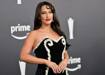 Kacey Musgraves’ New Tour Prop Looks Like a Giant Pair of Testicles, and the Internet Cannot Unsee It