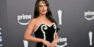 Kacey Musgraves’ New Tour Prop Looks Like a Giant Pair of Testicles, and the Internet Cannot Unsee It