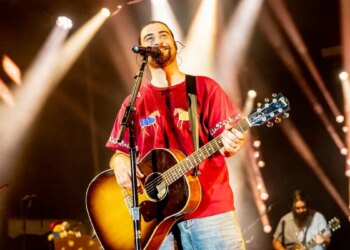 Noah Kahan Shocks Fans by Bringing Out Chappell Roan To Perform ‘California’ During LA Concert