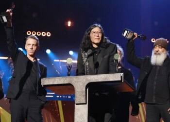 90s Grunge Icons Tapped in for NFL Halftime Show With Help From Pretty Reckless and Pearl Jam Stars