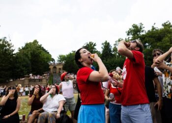 The hottest D.C. party? Eating apples in a park.