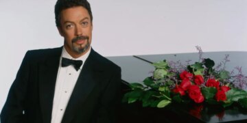 Broadway ‘Rocky Horror’ Stops to Honor Tim Curry in Toucha-Toucha-Touching Tribute to the Late Dr. Frank-N-Furter