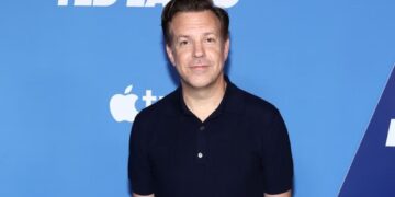 Jason Sudeikis Joins Mumford & Sons Onstage for Performance of the ‘Ted Lasso’ Theme Song