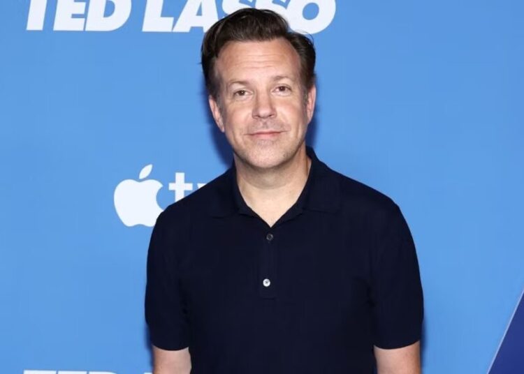 Jason Sudeikis Joins Mumford & Sons Onstage for Performance of the ‘Ted Lasso’ Theme Song