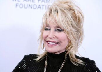 ‘9 to 5: The Musical’ Audience Gasps as Cast Member Reveals Dolly Parton’s Death Onstage