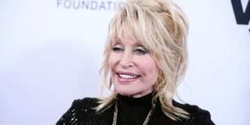 ‘9 to 5: The Musical’ Audience Gasps as Cast Member Reveals Dolly Parton’s Death Onstage