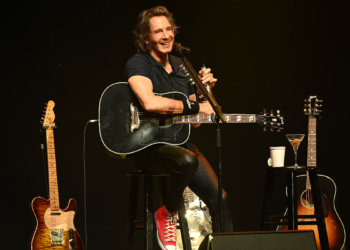 Rick Springfield Once Performed a Meme Mash-Up of Two Iconic 80s Songs With a 2000s Hit