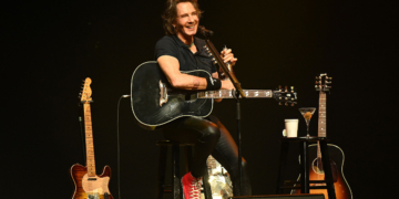 Rick Springfield Once Performed a Meme Mash-Up of Two Iconic 80s Songs With a 2000s Hit