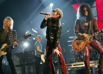 3 Supergroups Formed in the 2000s That Featured 90s Grunge Artists