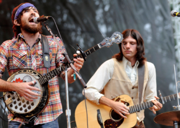 3 Artists That Helped Fuel the Early 2000s Nostalgic Folk Era