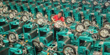 China exports its economic problems to the world