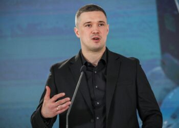 Defense minister dismissed by Zelensky demands elections in Ukraine