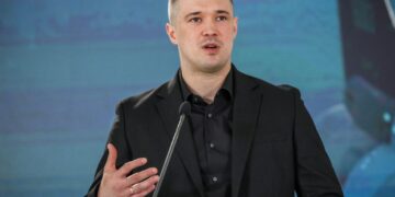 Defense minister dismissed by Zelensky demands elections in Ukraine