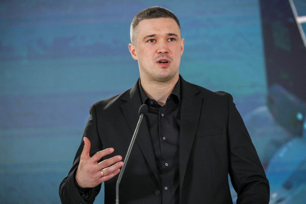 Defense minister dismissed by Zelensky demands elections in Ukraine