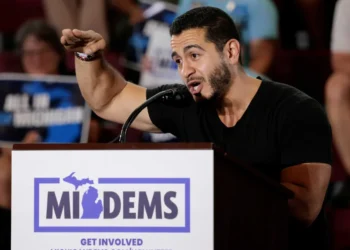 ‘Thirst traps’ with bare biceps and unbuttoned shirts set to juice midterms: report