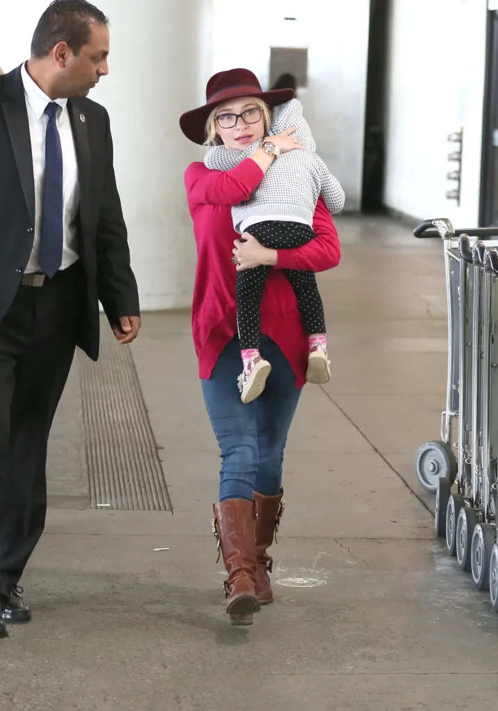 Hayden Panettiere carrying her daughter Kaya at an airport.