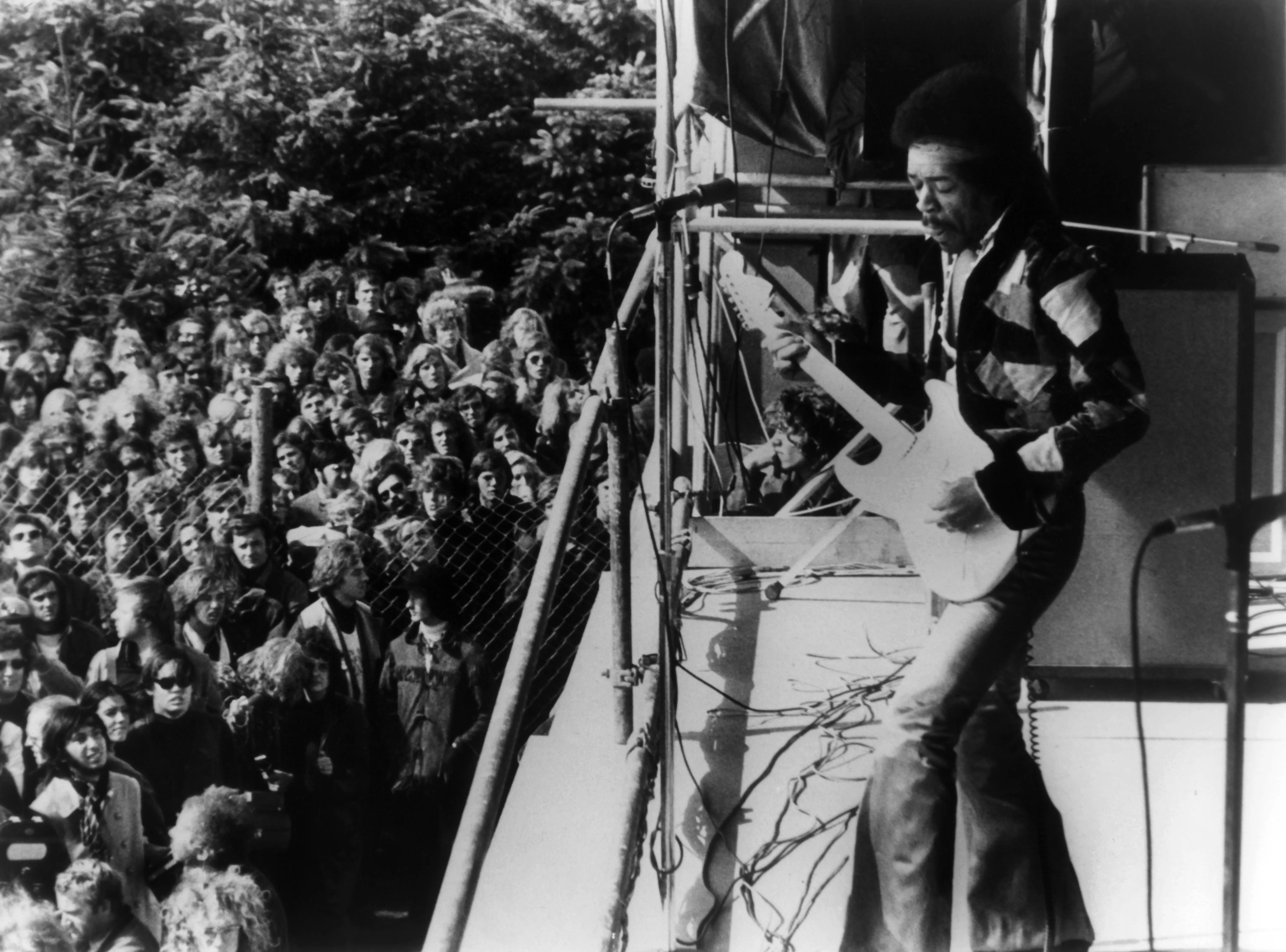 The american guitarist Jimi Hendrix performs at the 