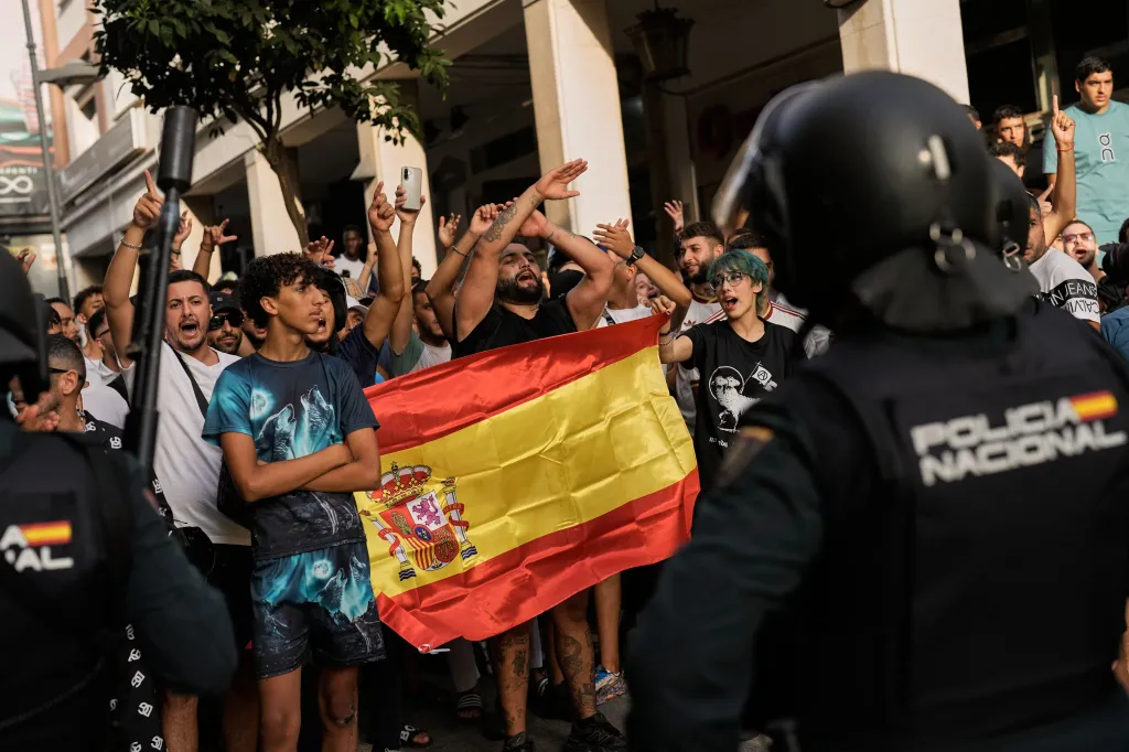 Pro-migrant protesters rally against a