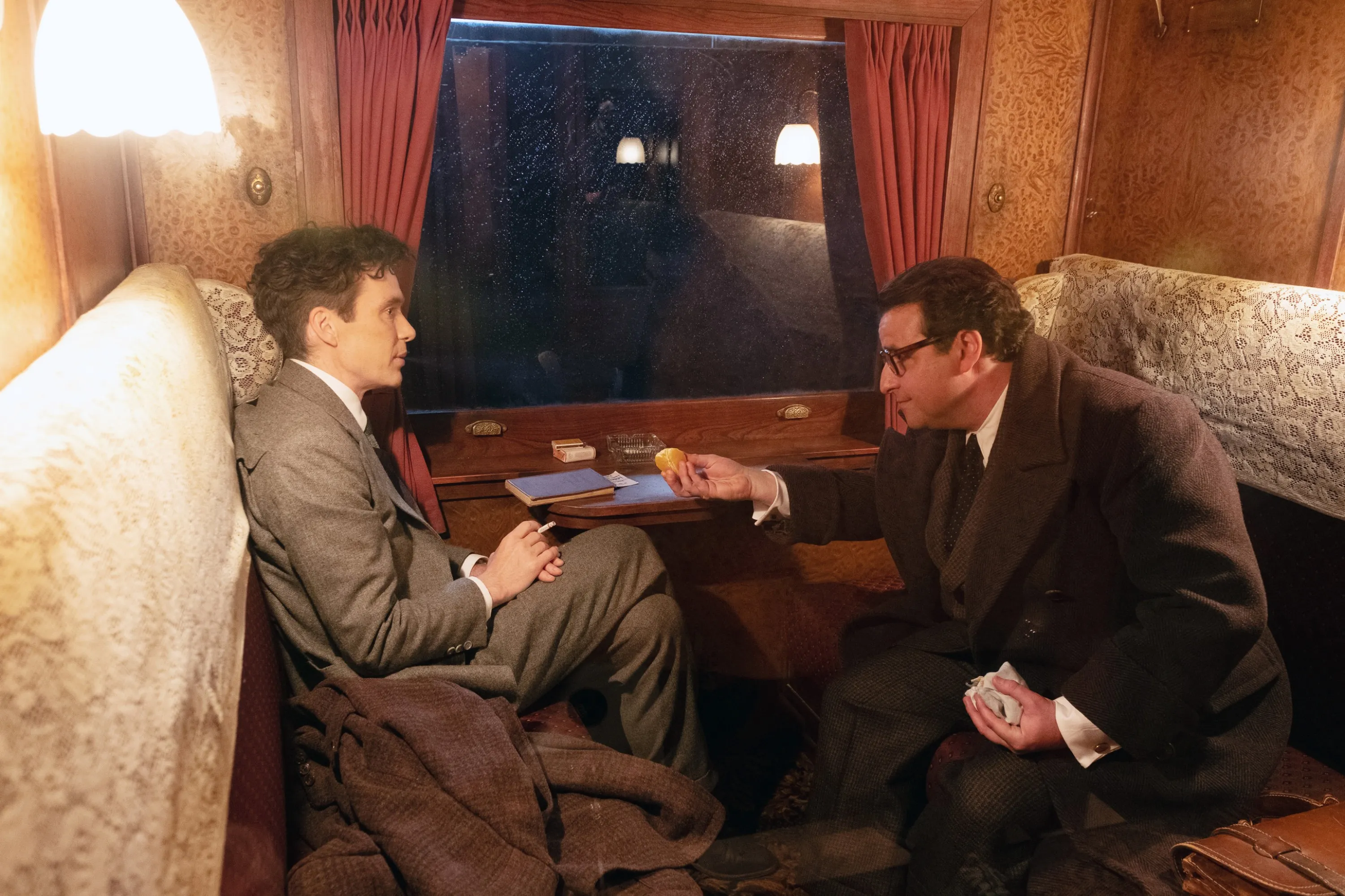 Cillian Murphy as J. Robert Oppenheimer and David Krumholtz as Isidor Rabi in a train car.