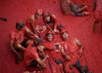 Thousands descend on Buñol, Spain for annual La Tomatina food fight