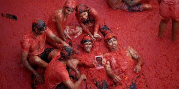 Thousands descend on Buñol, Spain for annual La Tomatina food fight