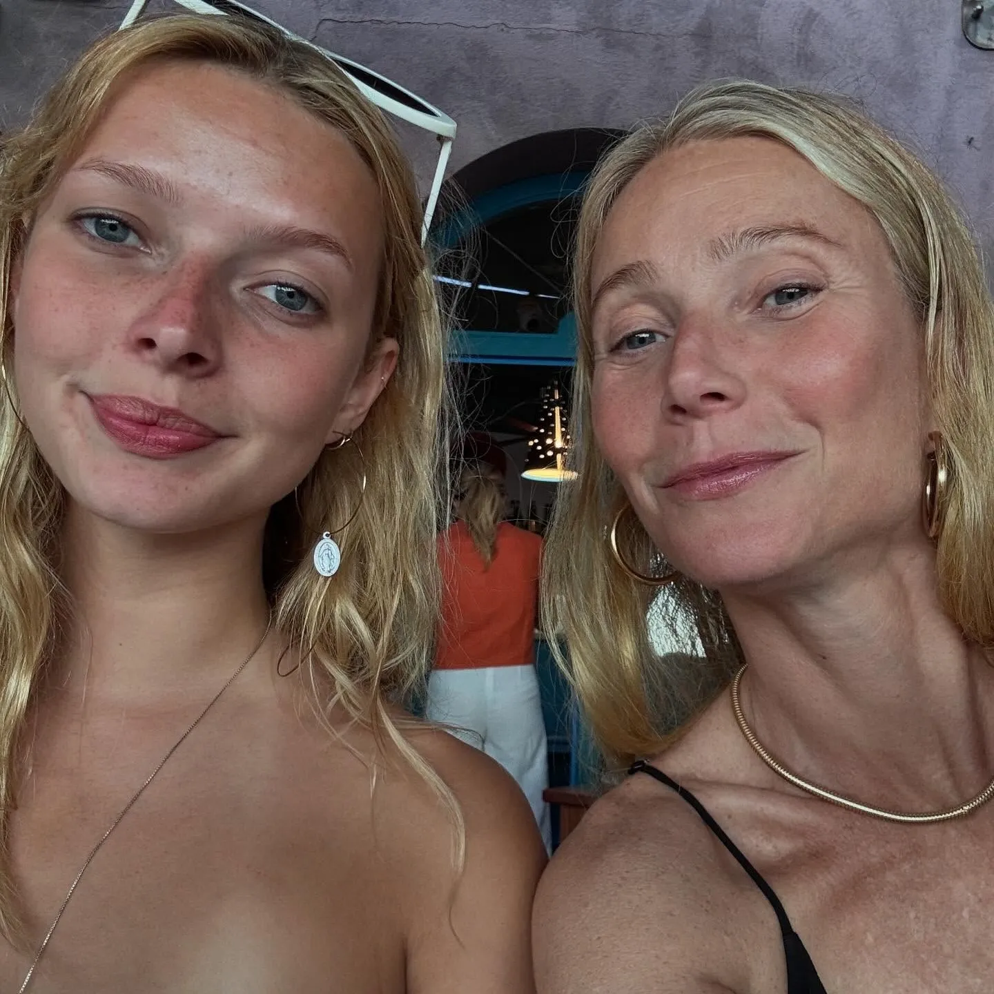 Gwyneth Paltrow and her daughter Apple Martin posing for a selfie.