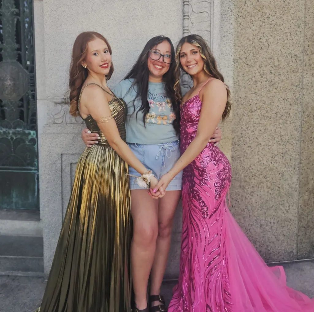 Chea Eagleson (center) with her daughters.