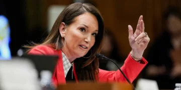 Trump official mocked for going ‘full Jeb Bush’ at event: ‘Where’s the laugh track?’