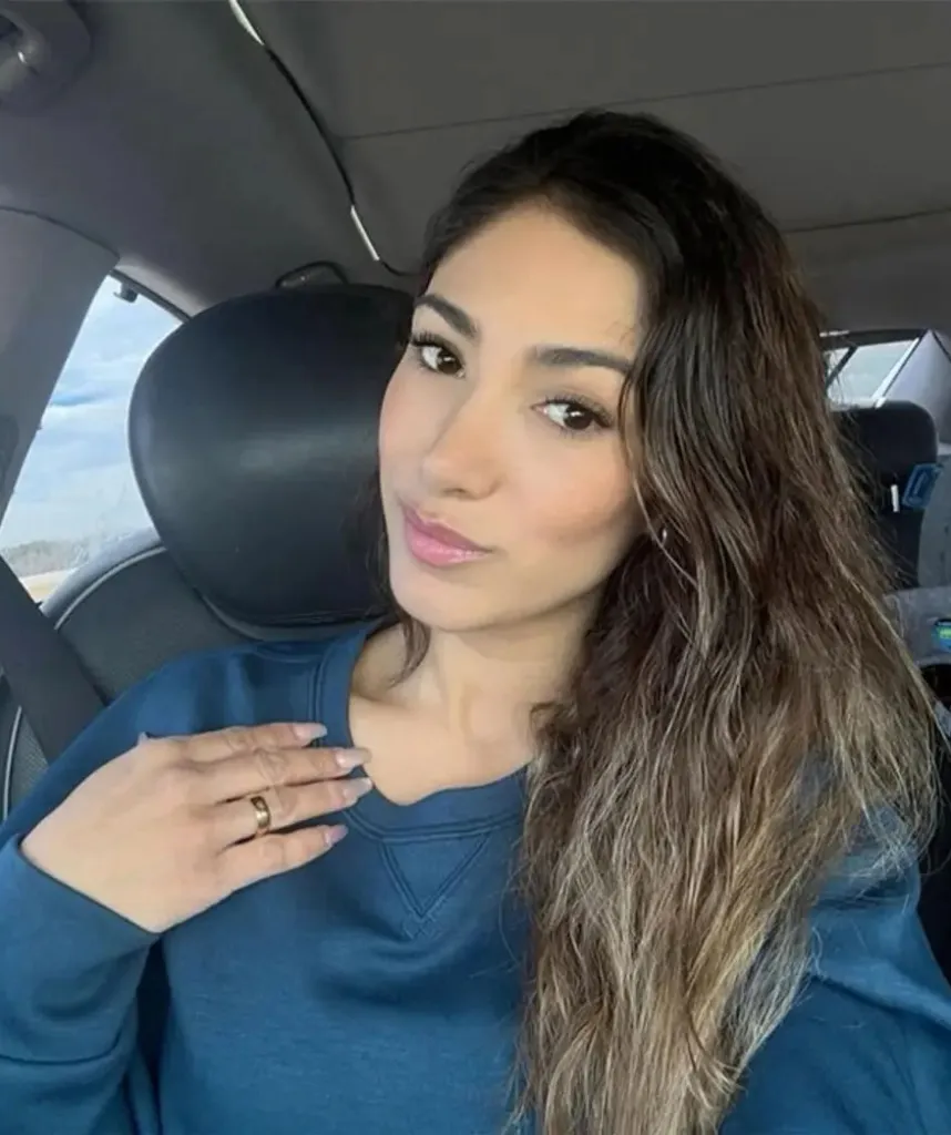 Eliana Bigoni in a car.